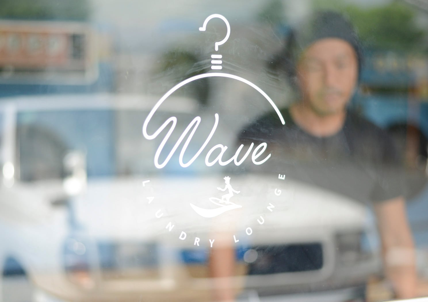 ウィンドウサインとして貼られた白色のカッティングシート