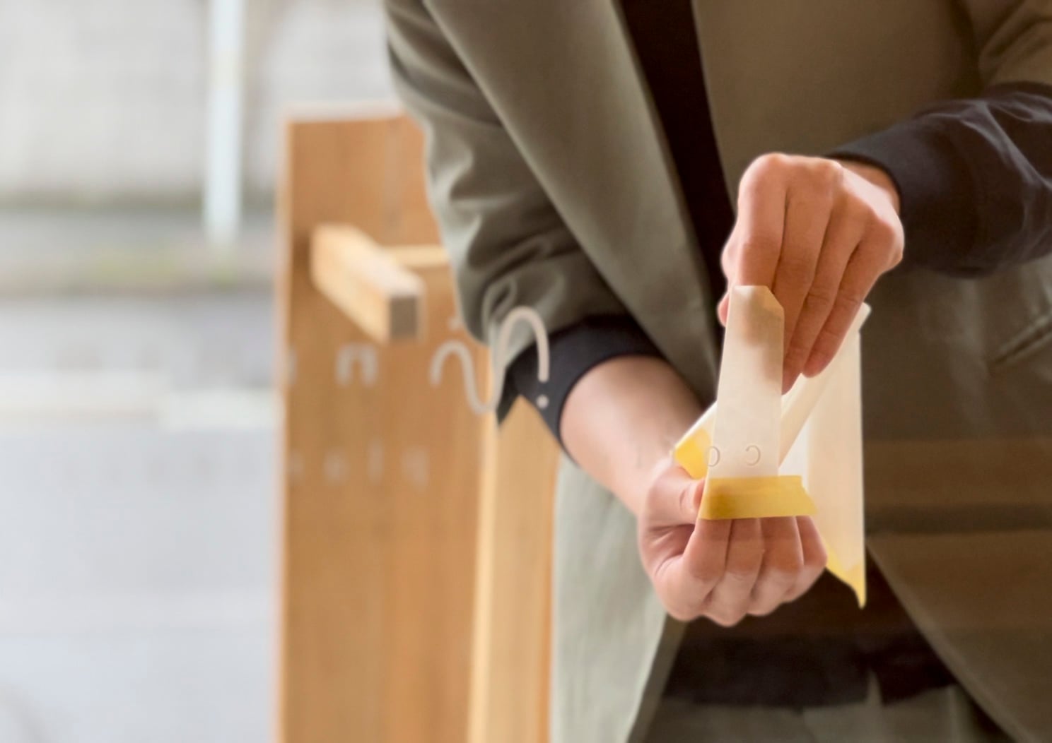 ウィンドウサインとしてカッティングシートを施工中