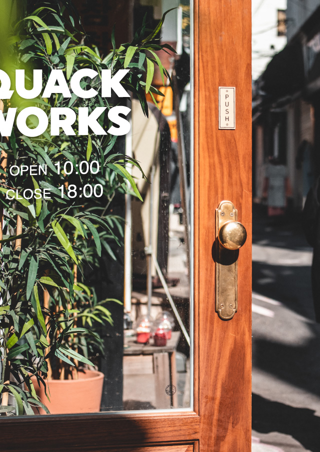 白色のカッティングシートが店舗のガラスドアに貼られている写真