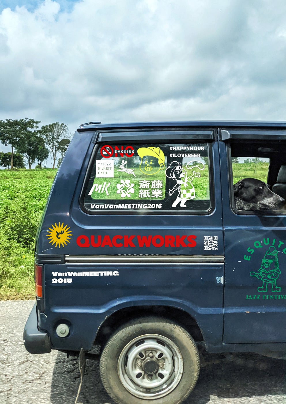 車のサイトリアガラスにたくさんカッティングシートが貼られている