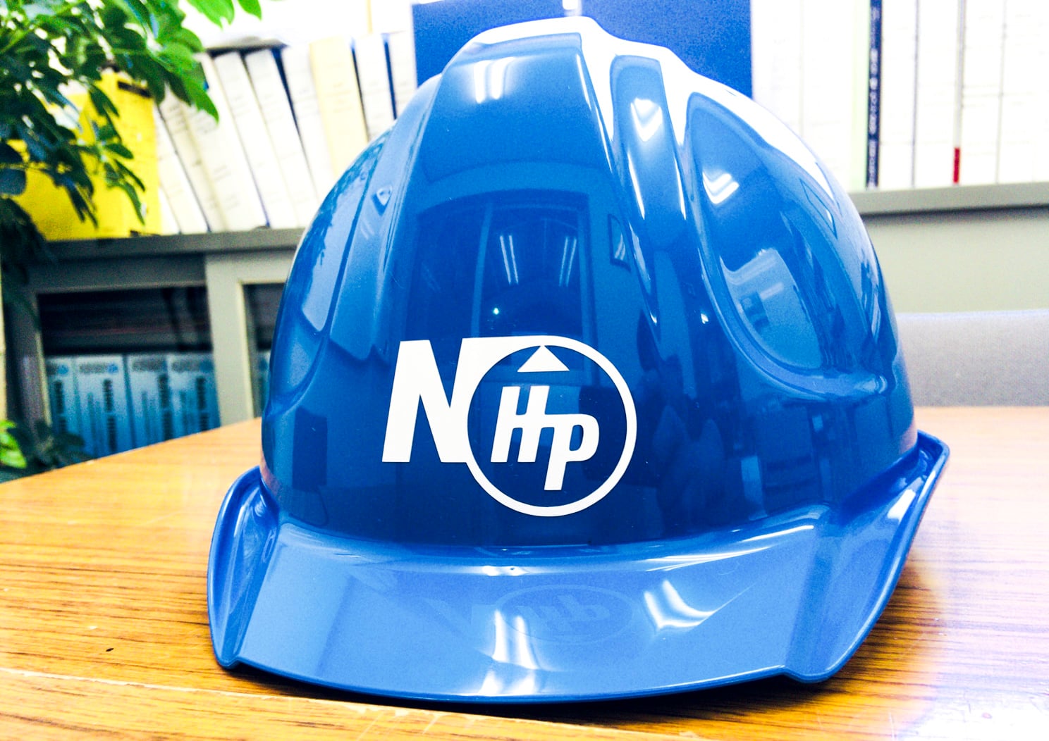 青色のヘルメットに貼られた白色のカッティングシート