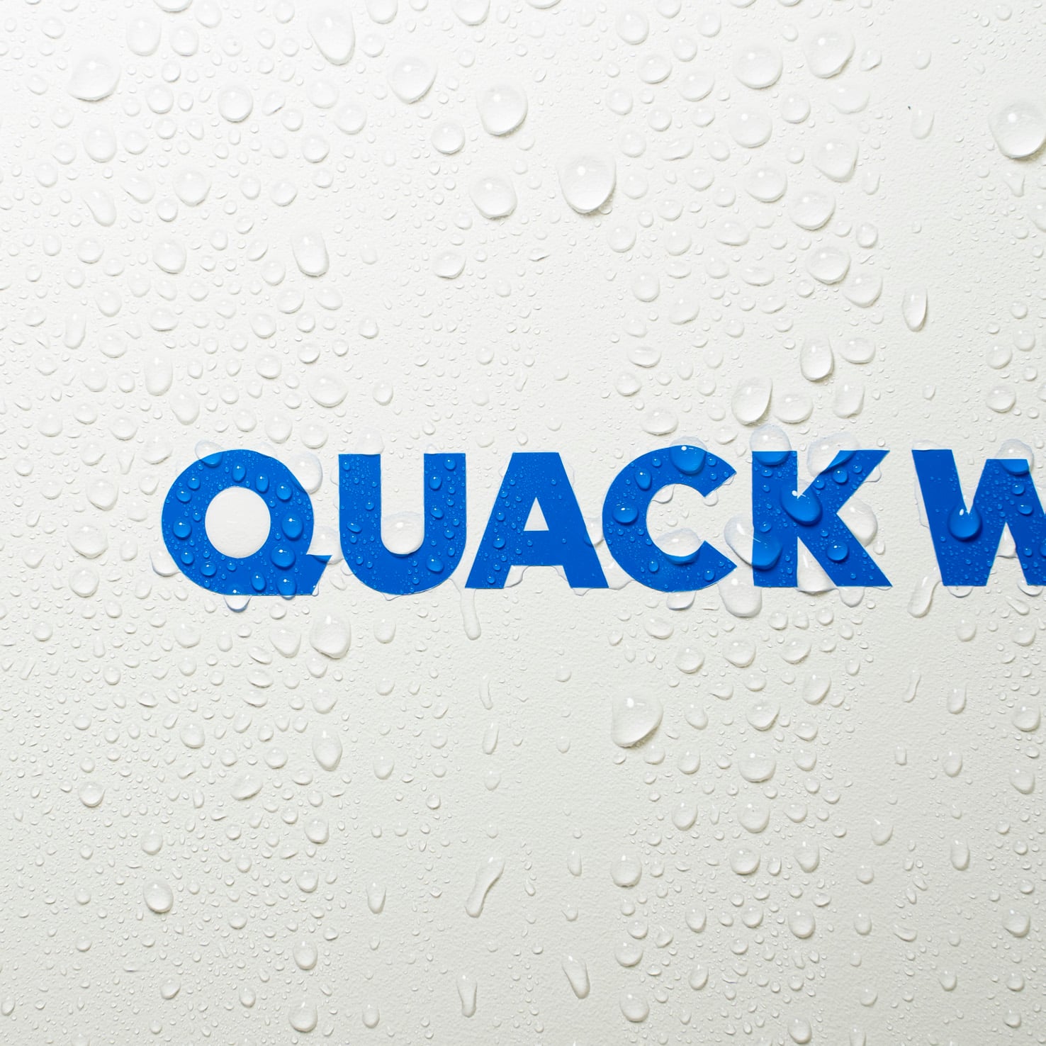 水に濡れた青いカッティングシートの写真