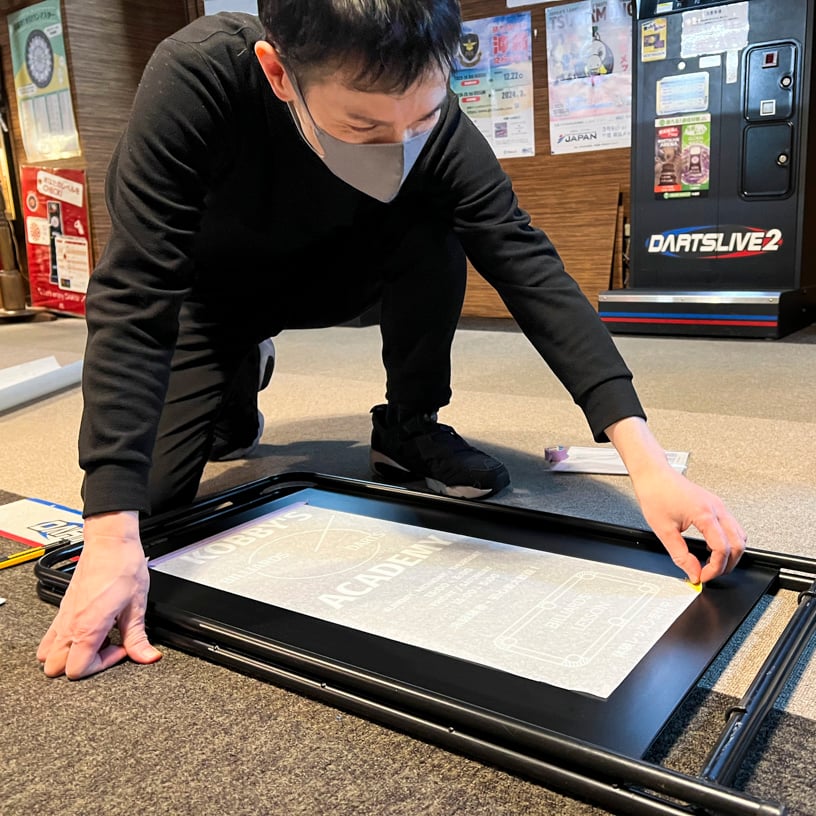 カッティングステッカーでオシャレな立て看板を制作