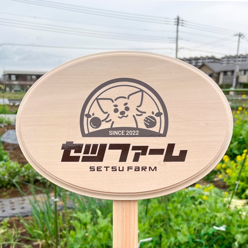 愛くるしいワンちゃんのイラストが目を惹くロゴステッカー