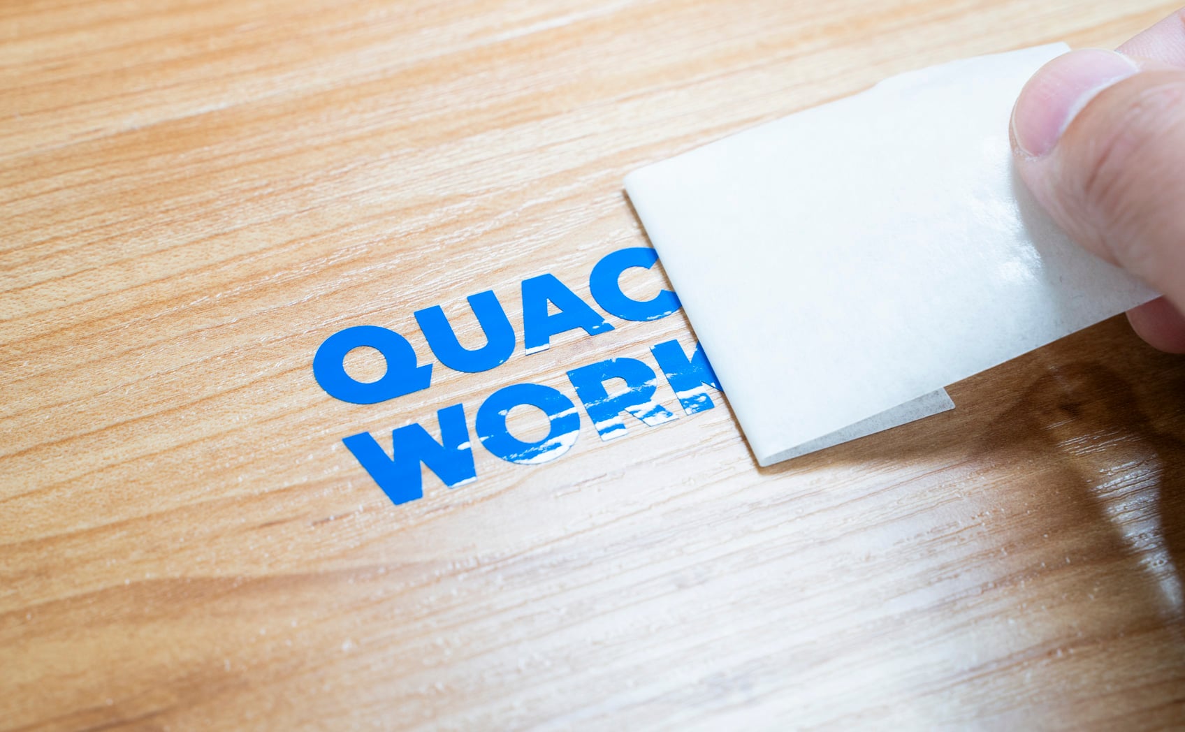 カッティングシートを貼っている写真