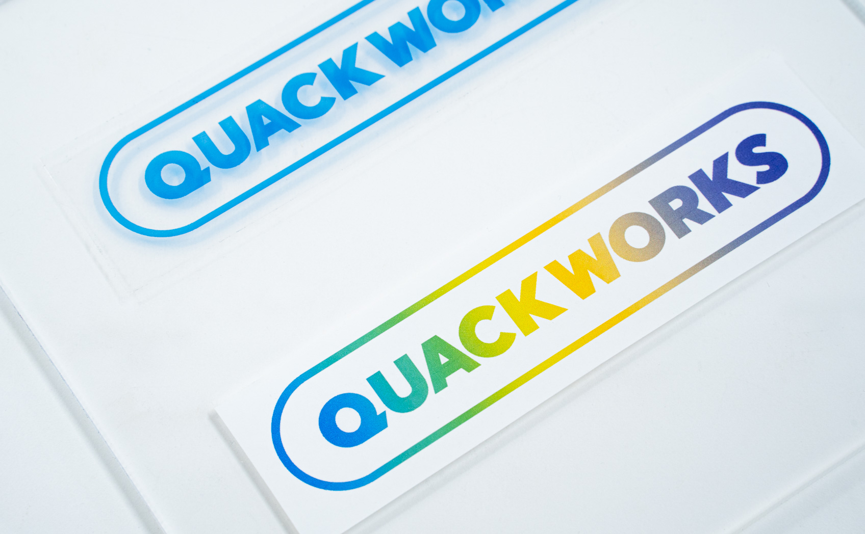 印刷ステッカーをアクリル板に貼った様子 拡大斜め