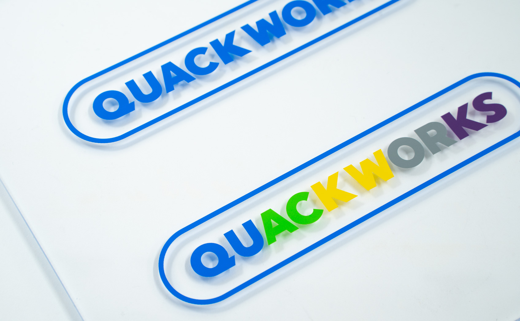 カッティングシートをアクリル板に貼った様子 拡大斜め