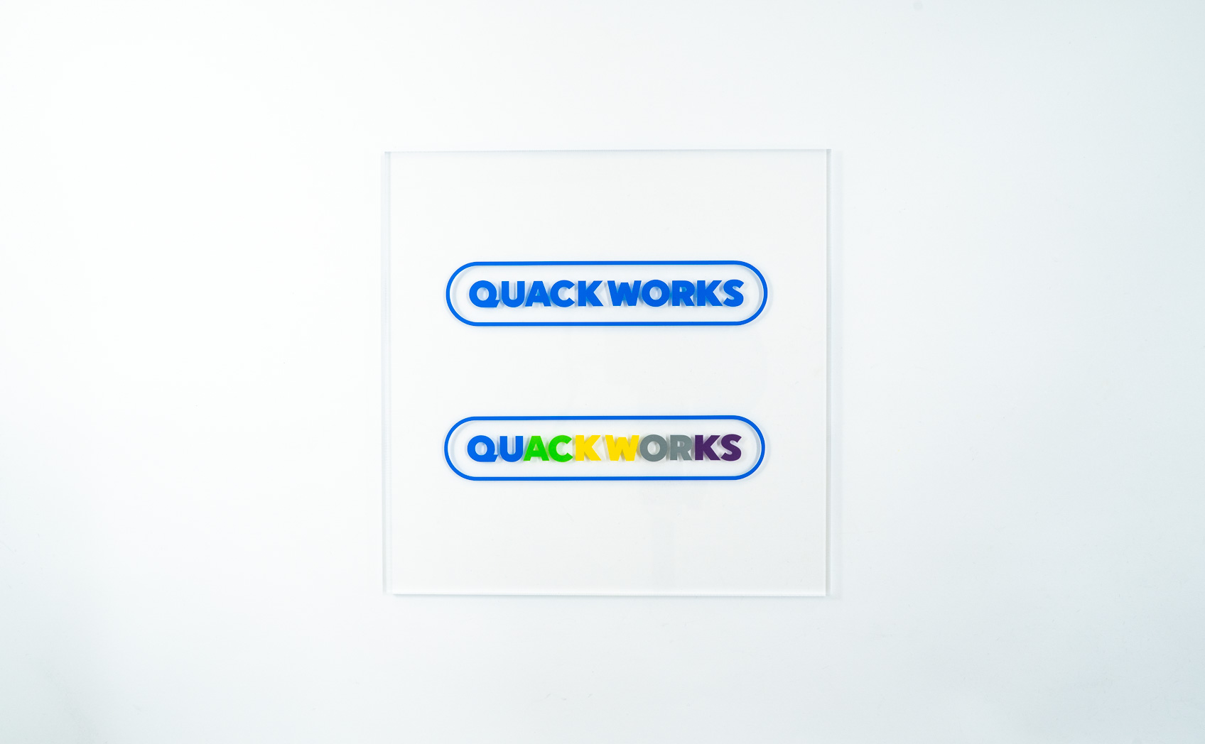 カッティングシートをアクリル板に貼った様子 全景