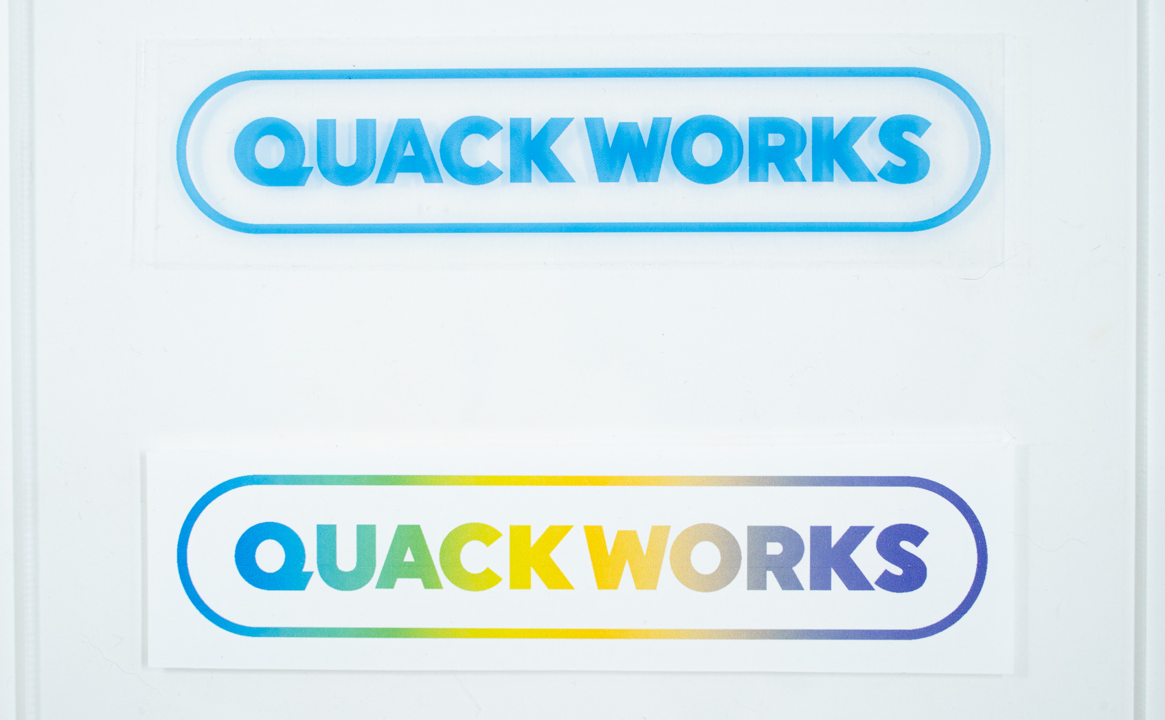 印刷ステッカーをアクリル板に貼った様子 拡大