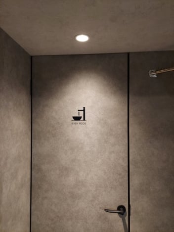 壁に貼られたレストルームのカッティングシート